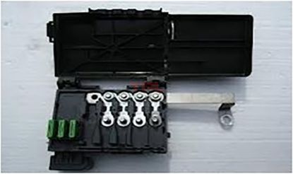 SIGORTA KUTUSU VE KAPAGI KABLOSUZ A3 BORA CADDY GOLF IV CORDOBA IBIZA LEON TOLEDO OCTAVIA 97>03 - 1J0937617C/555A resmi