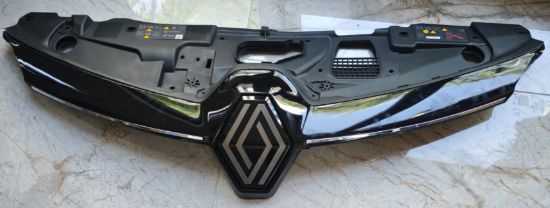 Ön Panjur Parlak Siyah Krom Çizgili ve Arka Plastiği Arması - Renault Clio 5 - 623841043R resmi