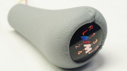 Vites Topuzu Işıklı BMW M Power 5 Vites E30 E34 E36 E39 E46 E60 E62 E90 E92 Gri Deri - 25112231550 GRIM resmi